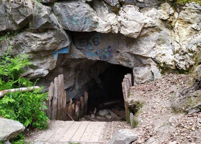 Abandoned mines of Mica. Photo 1