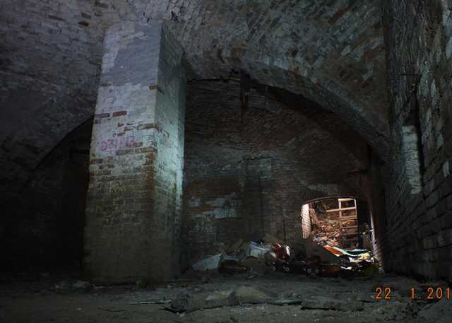 Древний заброшенный подвал в разрушенном купеческом доме. Photo 1