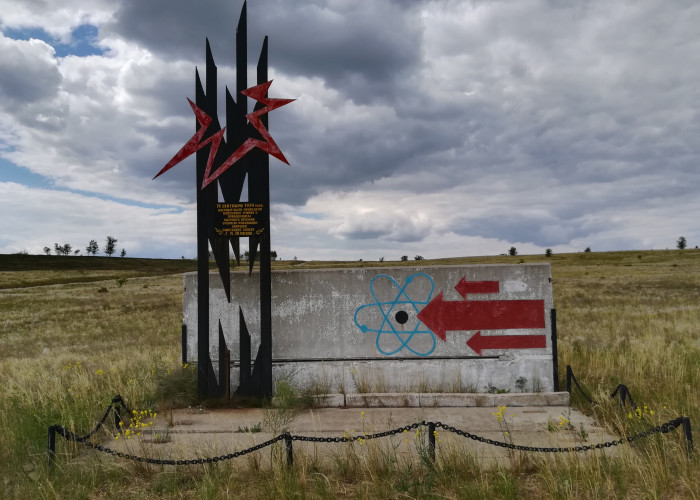Памятный знак атомным испытаниям на Тоцком полигоне. Фото 1