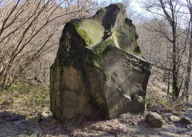 Лунный камень (Свирское ущелье). Фото 1
