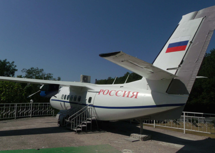 Самолет-памятник Л-410. Фото 1
