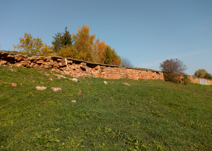 Каменная кладка старинного вала обороны города. Фото 2