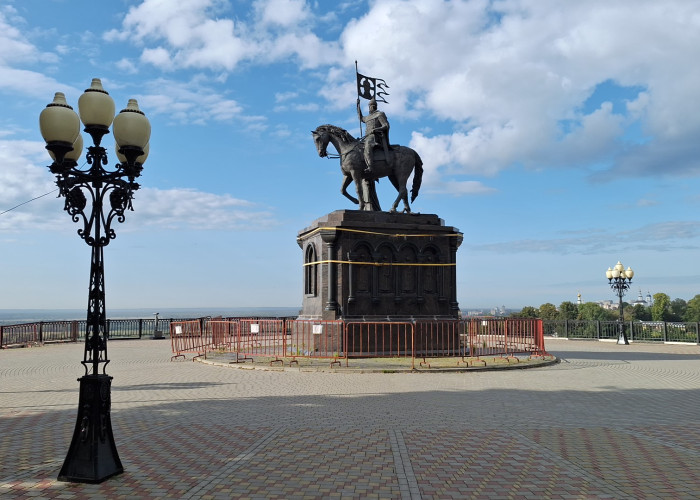 Памятник князю Владимиру и святителю Федору. Фото 1