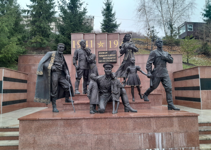 Памятник ушедшим на фронт землякам. Фото 1