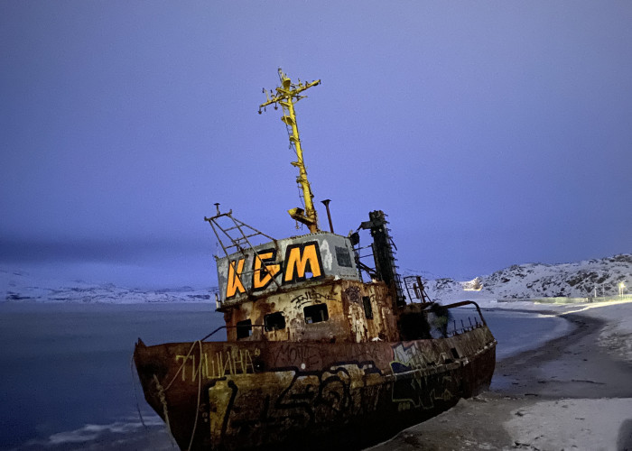 Корабль, выброшенный на берег. Фото 1