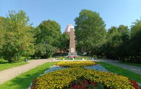 Obelisk in honor of the feat of the Three Heroes