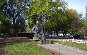 Monument to M. Jalil (Fourth of April Square)