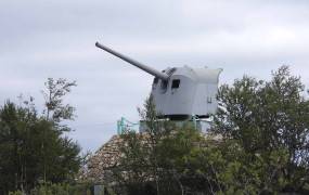 Ship's cannon monument (Zapolyarny)
