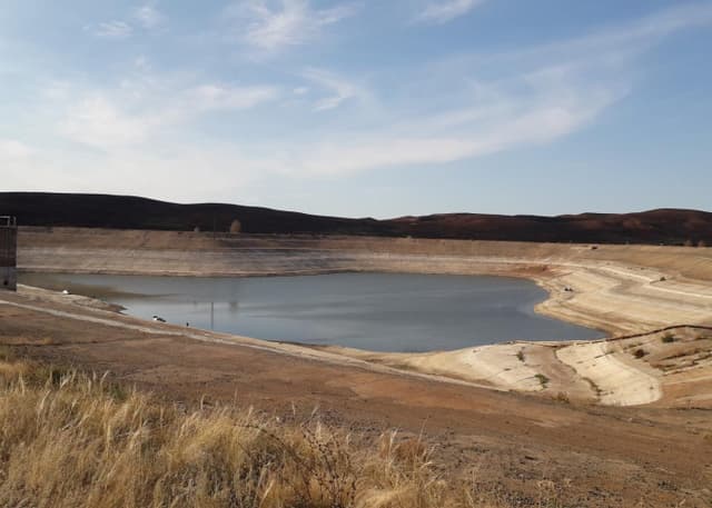 Бетонное озеро. Фотография 1