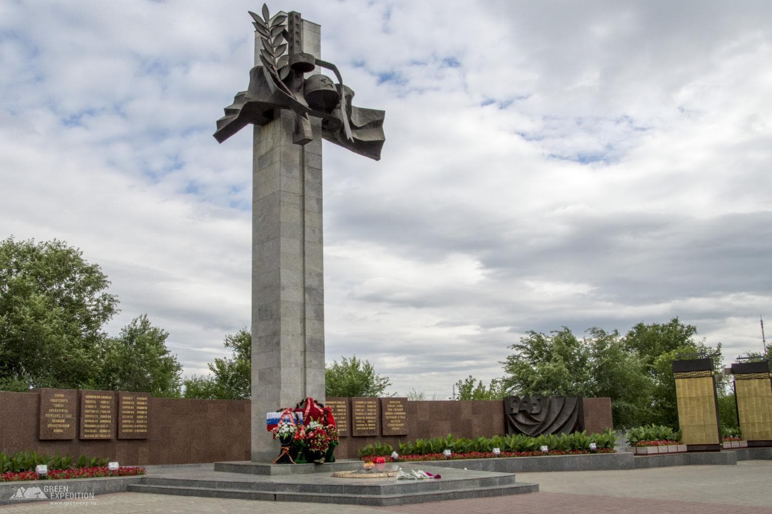 Вечный огонь и мемориал Победы (Оренбург) — фотография 1