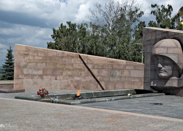 Горельеф «Скорбящей Матери-Родине» (Самара). Фотография 1