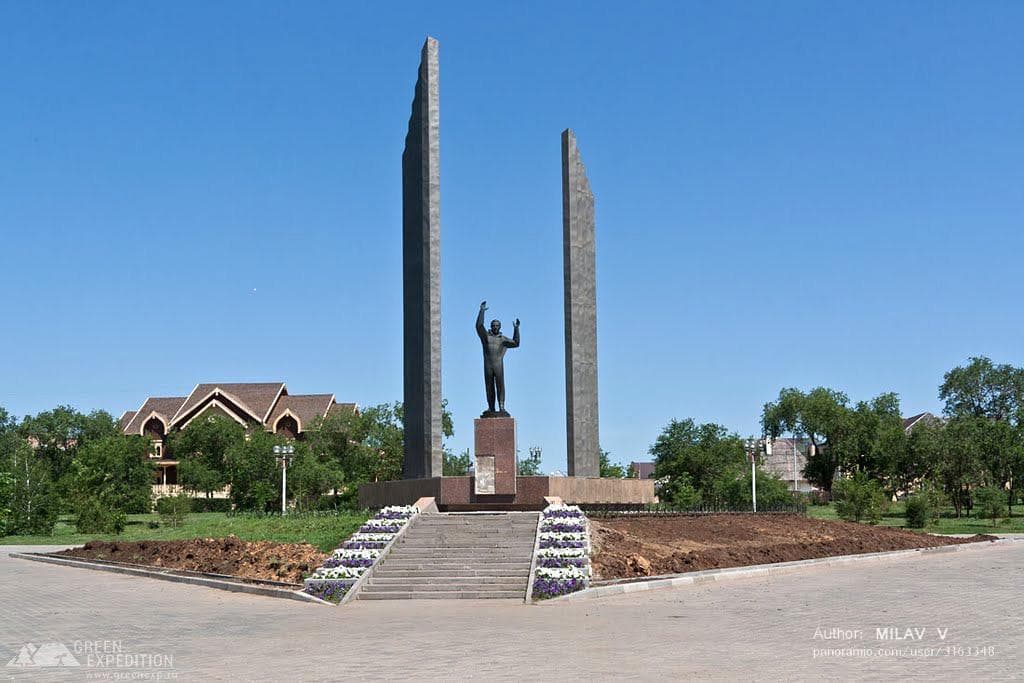 Памятник Гагарину (Оренбург) — фотография 1