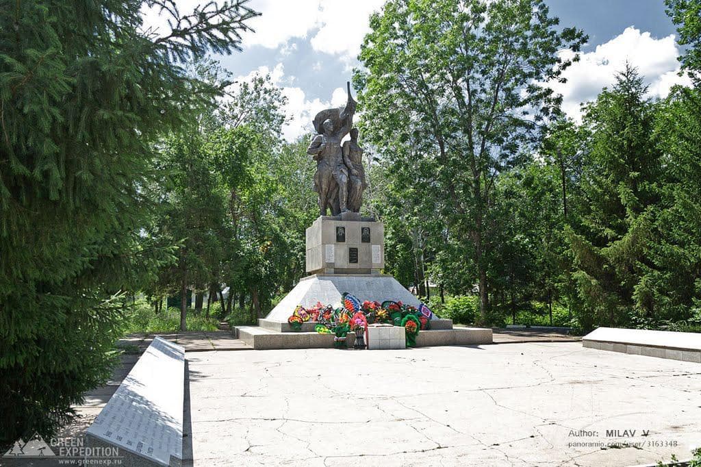 Monument to those killed in the Second World War — photo 1