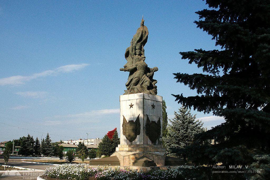 Памятник героям чапаевцам — фотография 1