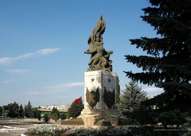 Памятник героям чапаевцам. Фотография 1