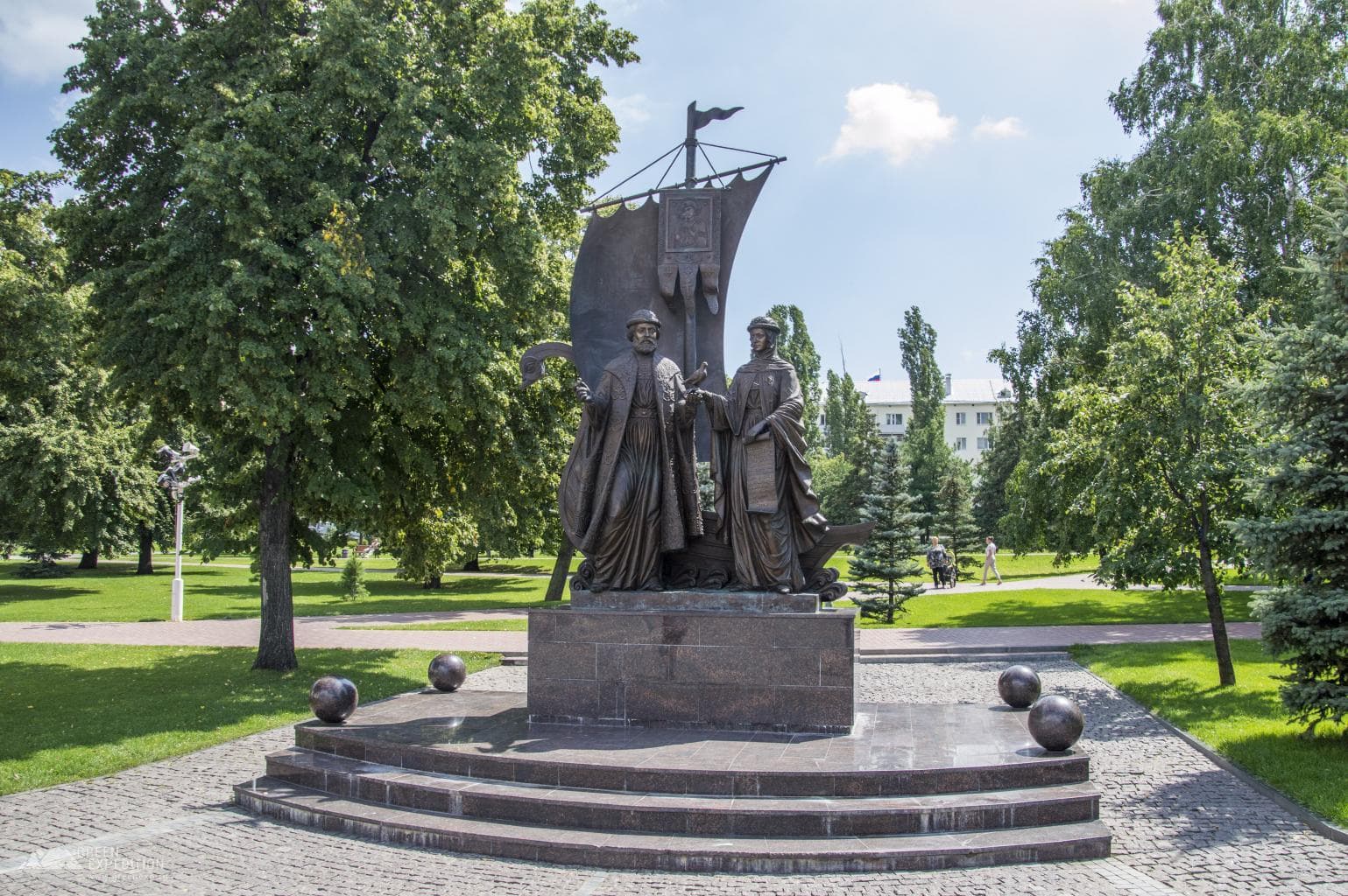 Памятник Петру и Февронии — фотография 1