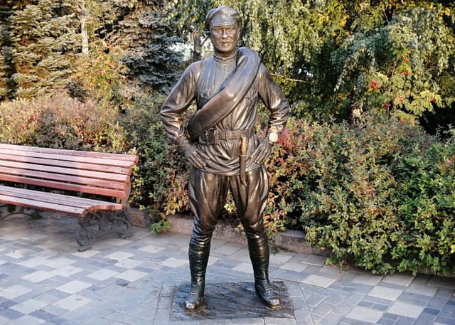 Памятник товарищу Сухову (Самара). Фотография 2