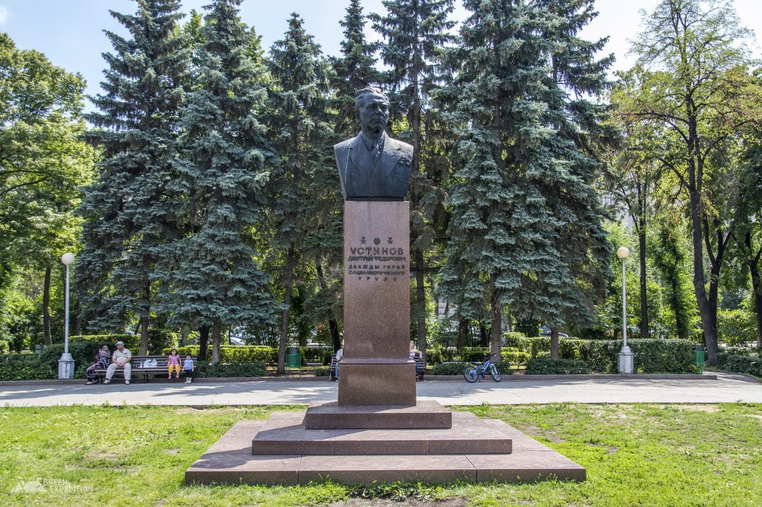 Памятник Д. Ф. Устинову — фотография 1