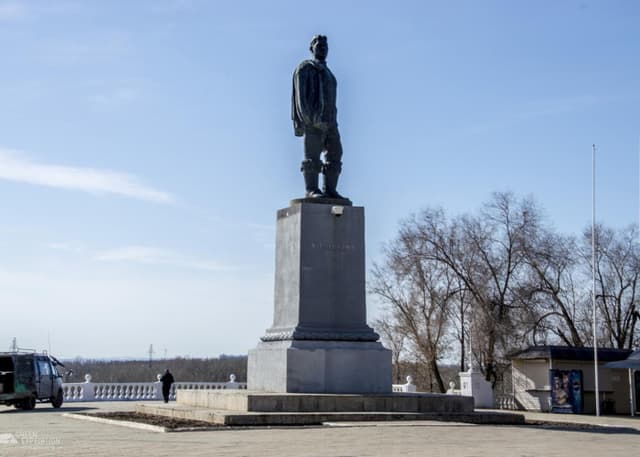 Памятник Валерию Чкалову. Фотография 1