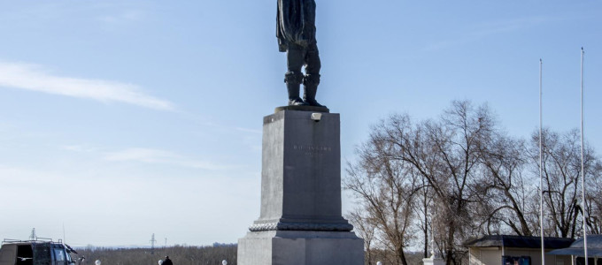 Памятник Валерию Чкалову (Оренбург)