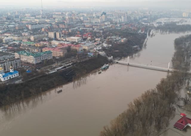Пешеходный мост через Урал. Фотография 2
