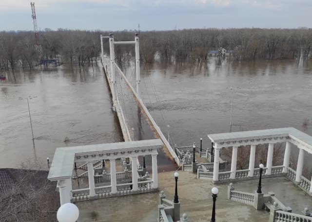 Пешеходный мост через Урал. Фотография 1
