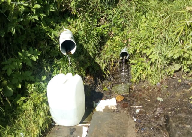 Родник на жёлтой горе. Фотография 1