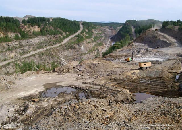 Тайгинский графитовый карьер. Фотография 3