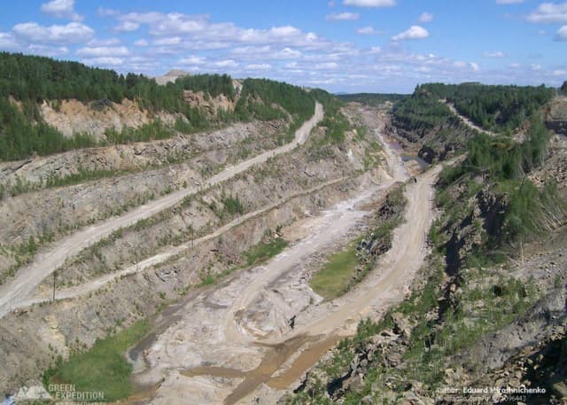 Тайгинский графитовый карьер. Фотография 1