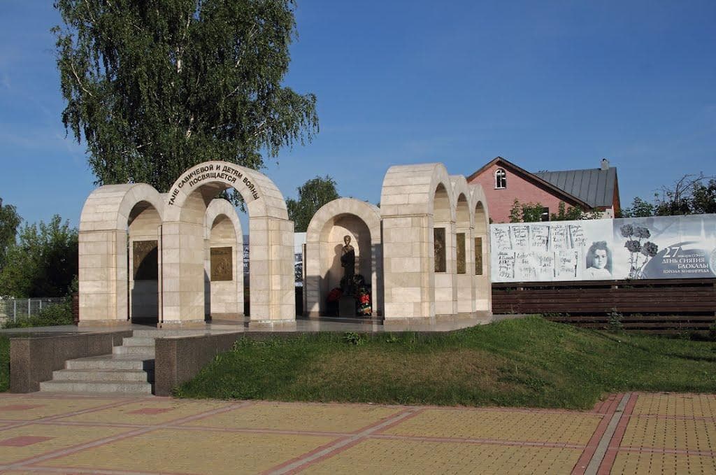 Мемориал и могила Тани Савичевой — фотография 2