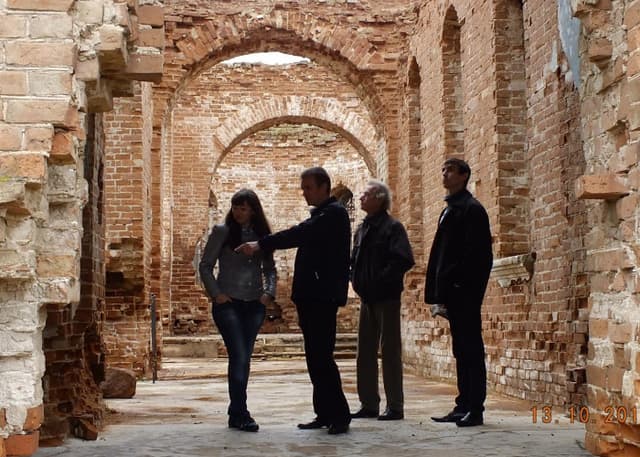 Заброшенный храм в с. Угольное. Фотография 1