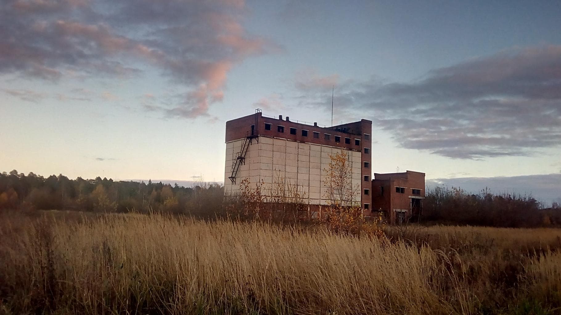 Заброшенный элеватор (Озерецкий) — фотография 1
