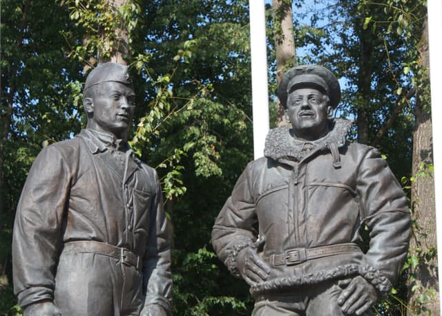 Летчикам и Техникам Авиационного Полка "Нормандия-Неман". Фотография 3