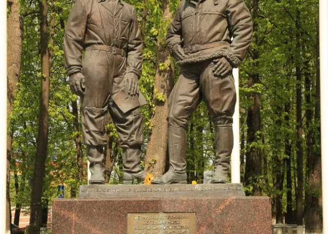 Памятник летчикам полка "Нормандия-Неман". Фотография 4