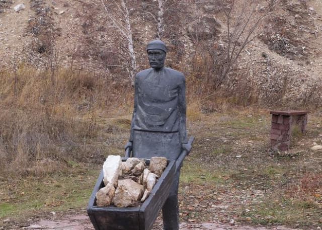 Памятник горнодобытчикам. Фотография 1