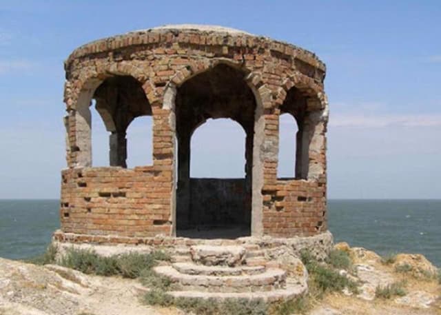 Беседка-ротонда на мысе "черепаха" в Щелкино. Фотография 1