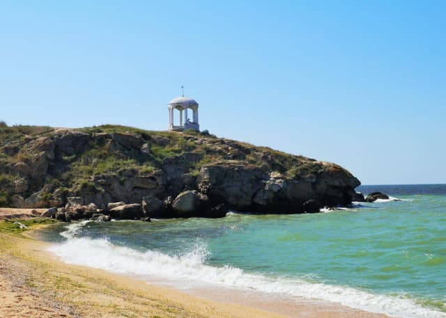 Беседка-ротонда на мысе "черепаха" в Щелкино. Фотография 2