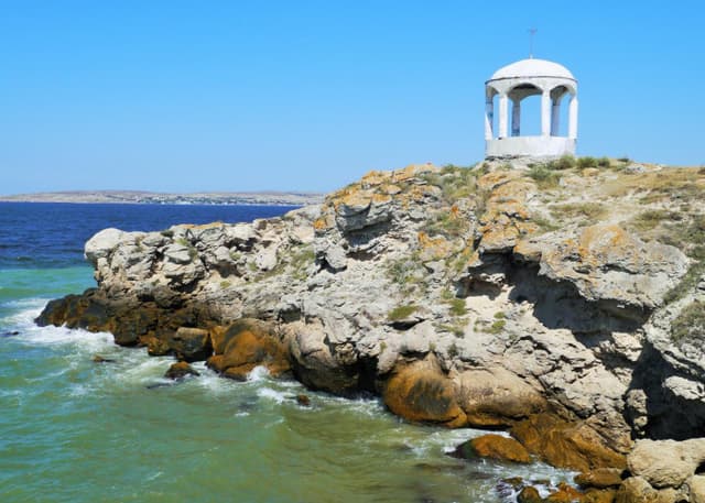 Беседка-ротонда на мысе "черепаха" в Щелкино. Фотография 3