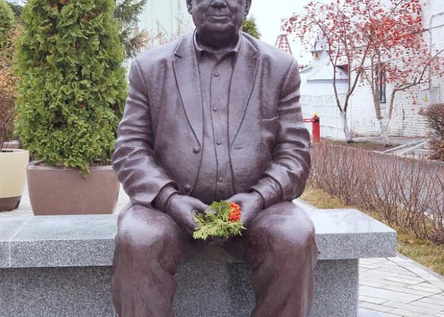 Памятник Эльдару Рязанову. Фотография 5