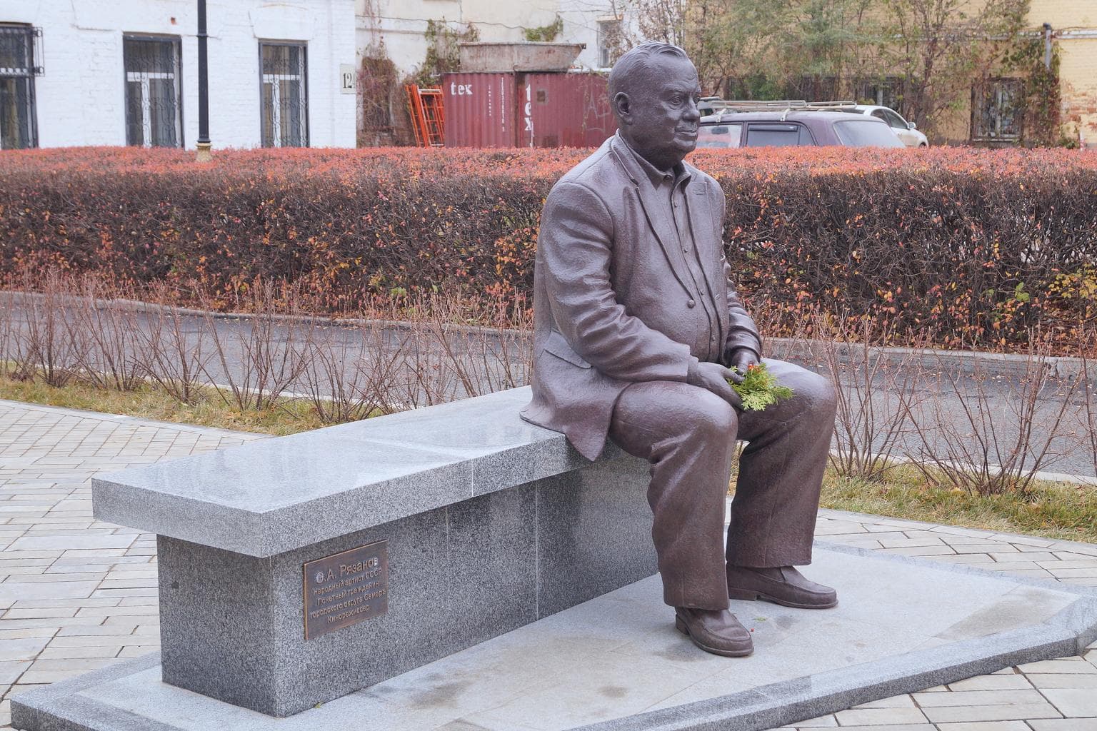 Памятник Эльдару Рязанову — photo 4