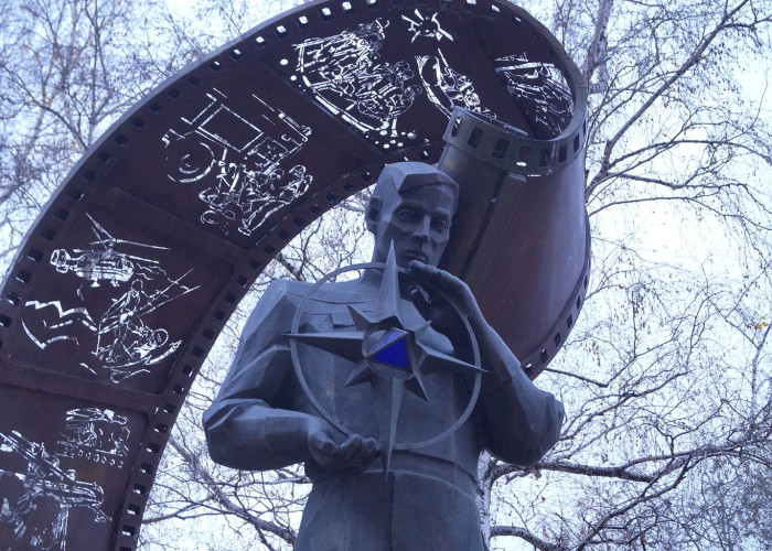 Памятник российскому спасателю. Фотография 2