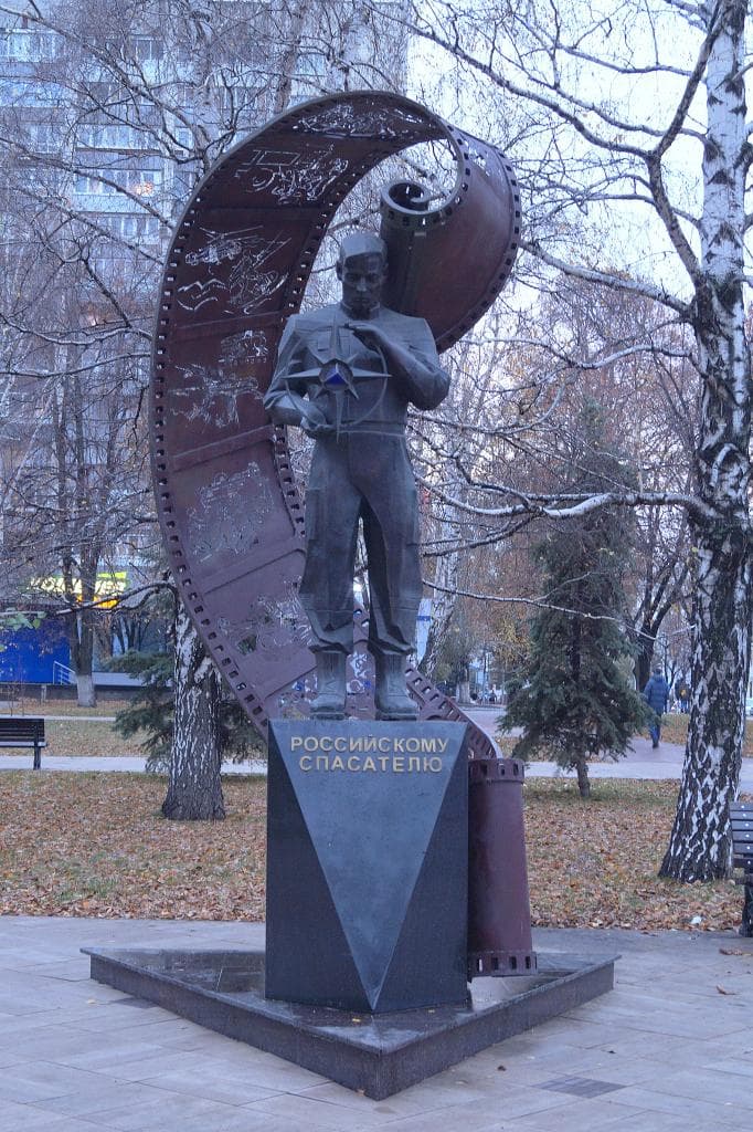 Памятник российскому спасателю — фотография 3