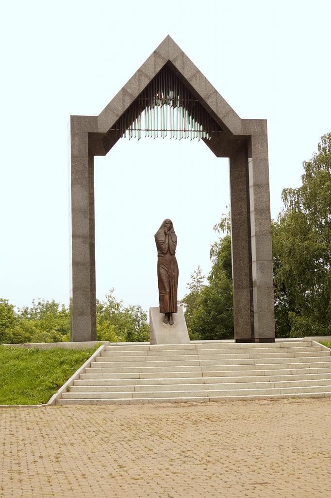 Мемориал "Скорбящая мать" — фотография 2