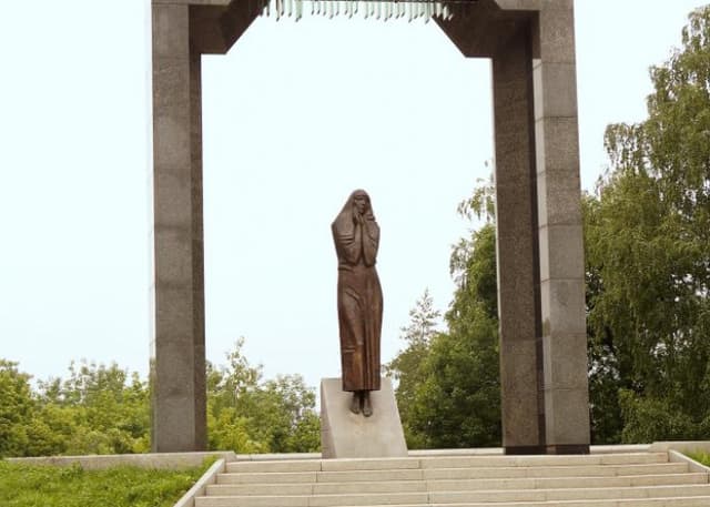 Мемориал "Скорбящая мать". Фотография 2