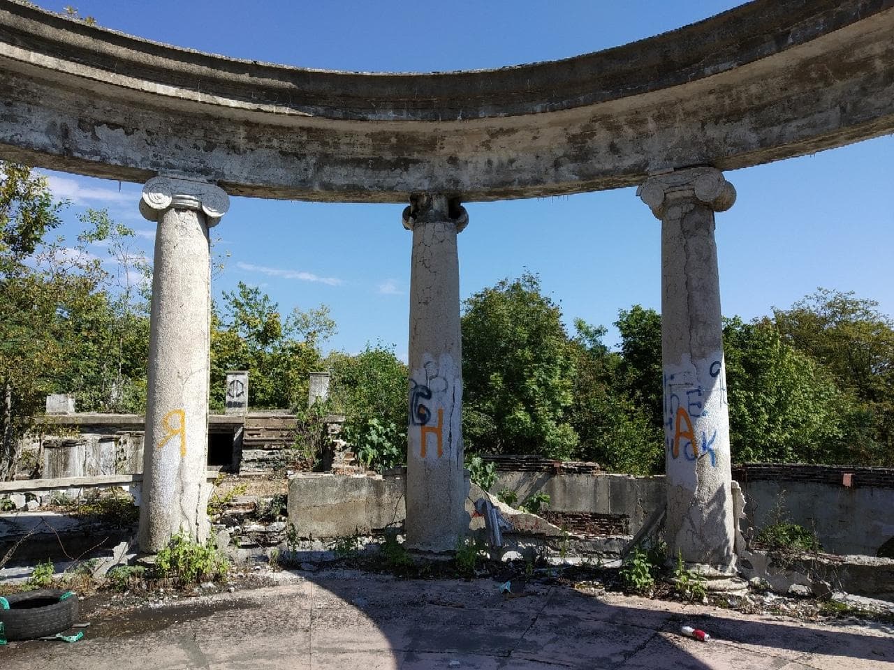 Заброшенный ресторан на горе Ахун (Сочи) — фотография 5