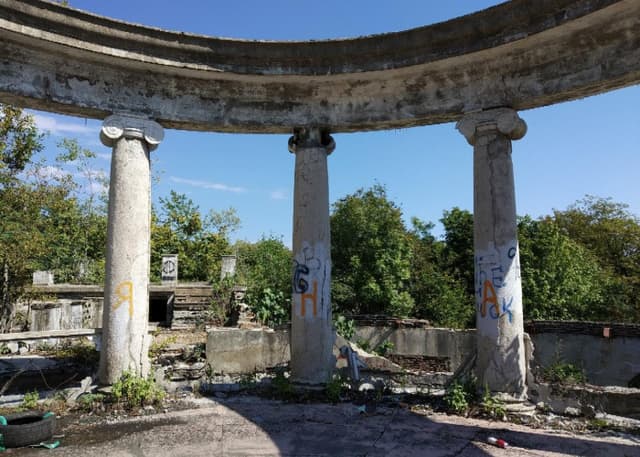 Заброшенный ресторан на горе Ахун (Сочи). Фотография 5