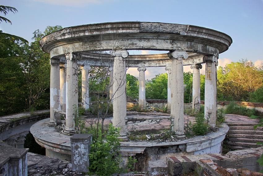 Заброшенный ресторан на горе Ахун (Сочи) — фотография 3
