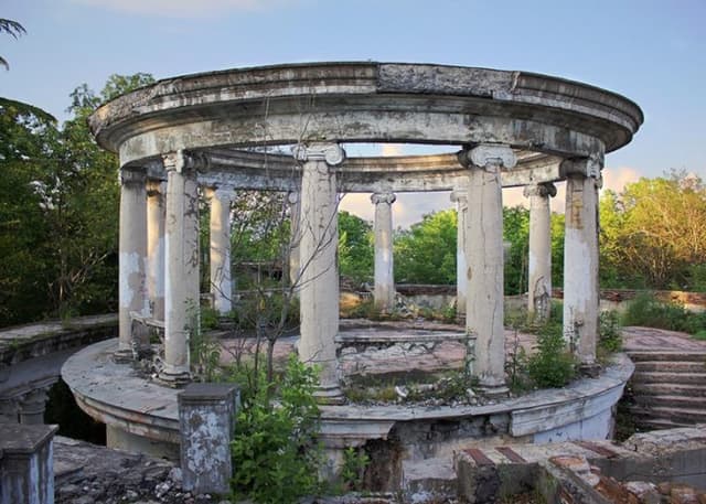 Заброшенный ресторан на горе Ахун (Сочи). Фотография 3