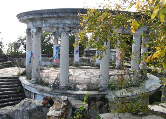 Заброшенный ресторан на горе Ахун (Сочи). Фотография 2