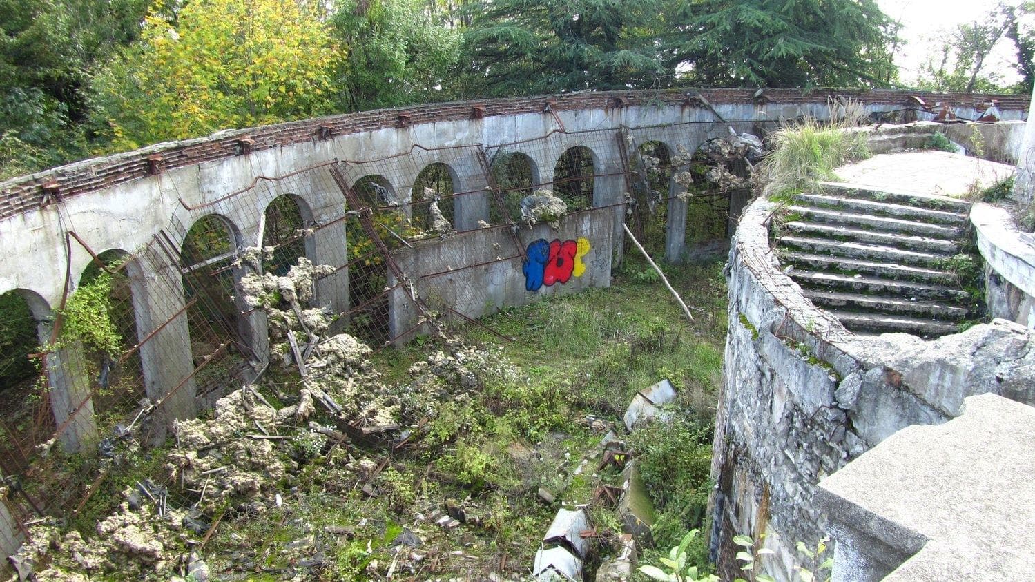 Заброшенный ресторан на горе Ахун (Сочи) — фотография 1